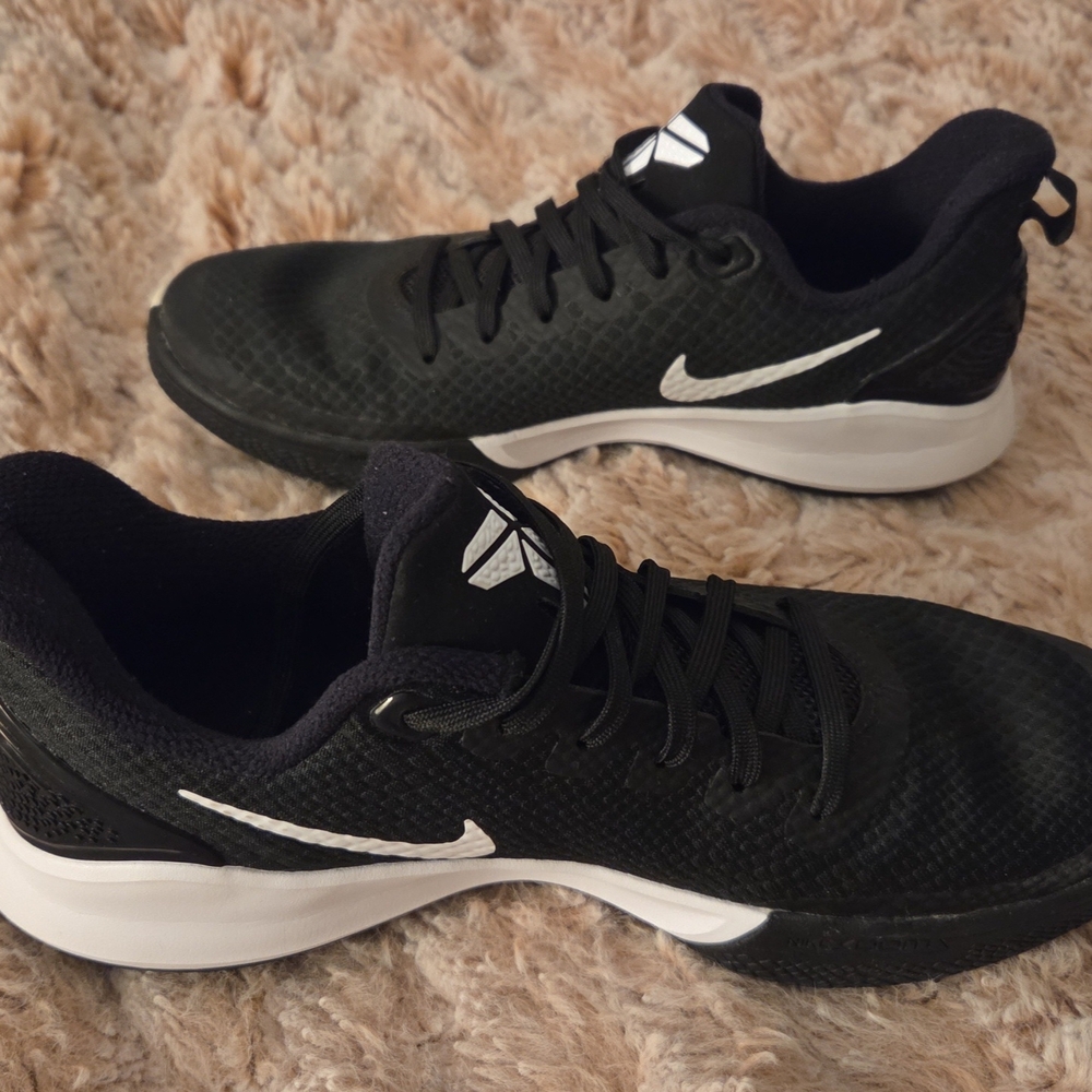 Nike - Picture 4 of 8